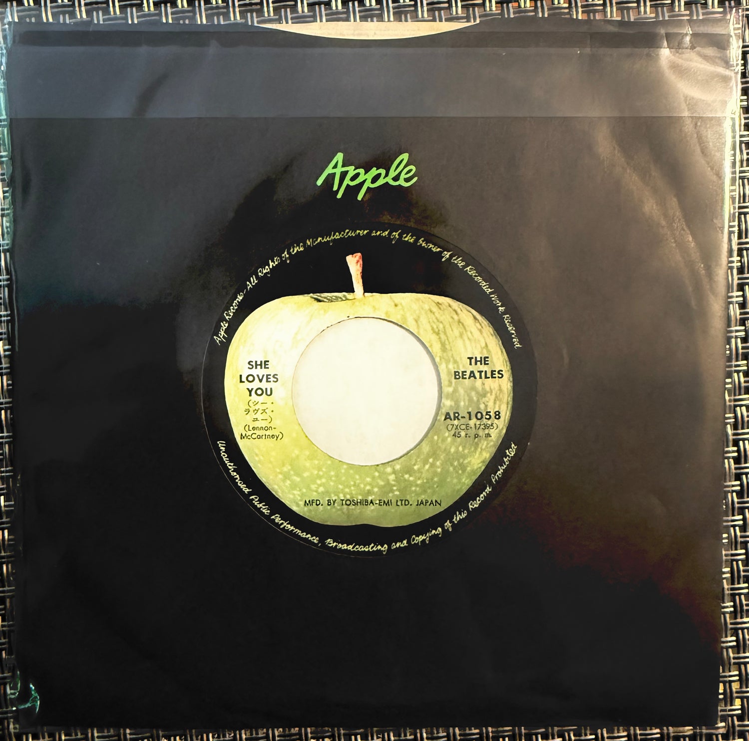 The Beatles – She Loves You (Single 7″ Japón • Apple, 45 RPM)